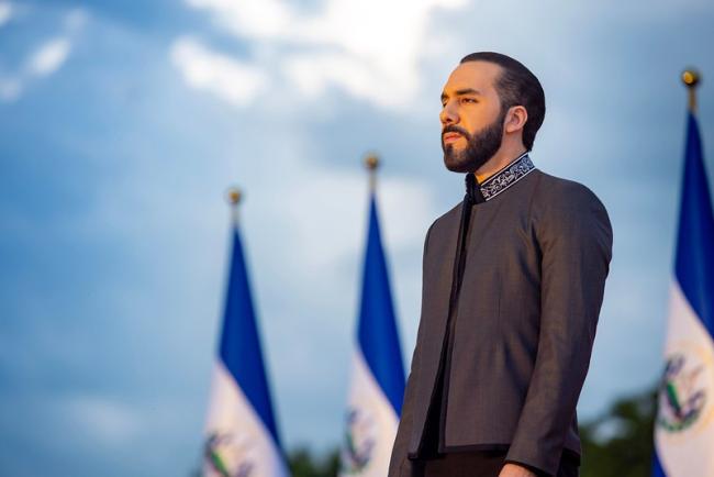 Éxodo de periodistas en El Salvador señala el avance autoritario de Bukele