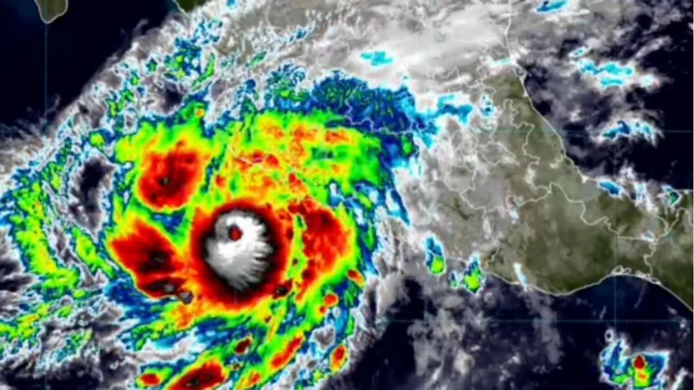 Huracán Simón amenaza Puerto Vallarta con lluvias extremas y riesgo de deslaves