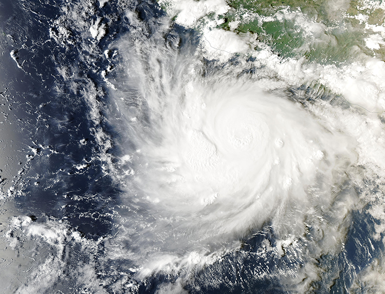 Huracán Polo mantiene bajo amenaza de lluvias e inundaciones a la costa del Pacífico mexicano