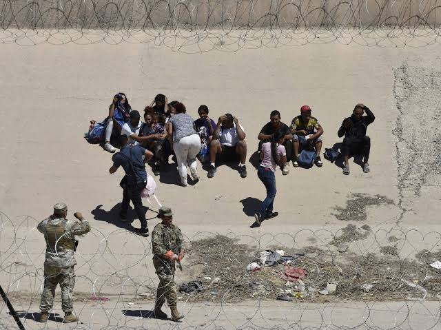 Juez bloquea política de Trump que imponía multas de hasta 1.8 millones de dólares a migrantes